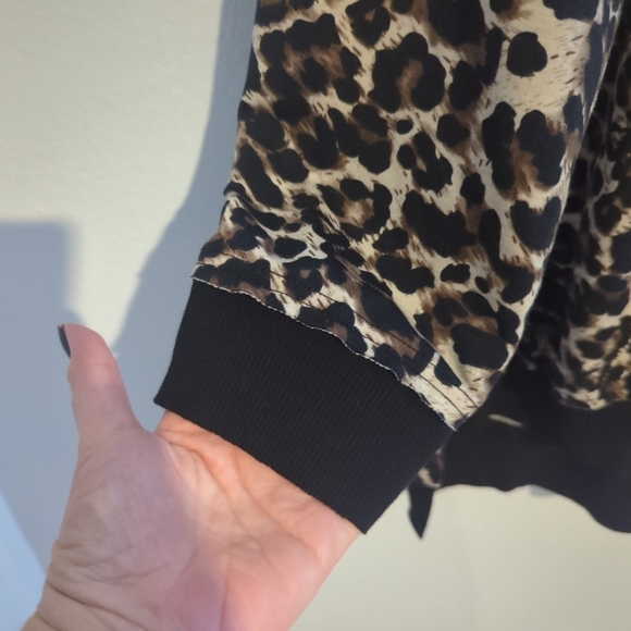 Weekend by Suzanne Betro Blouse Lightweight Sweatshirt Leopard Animal Size 2X - Picture 3 of 7